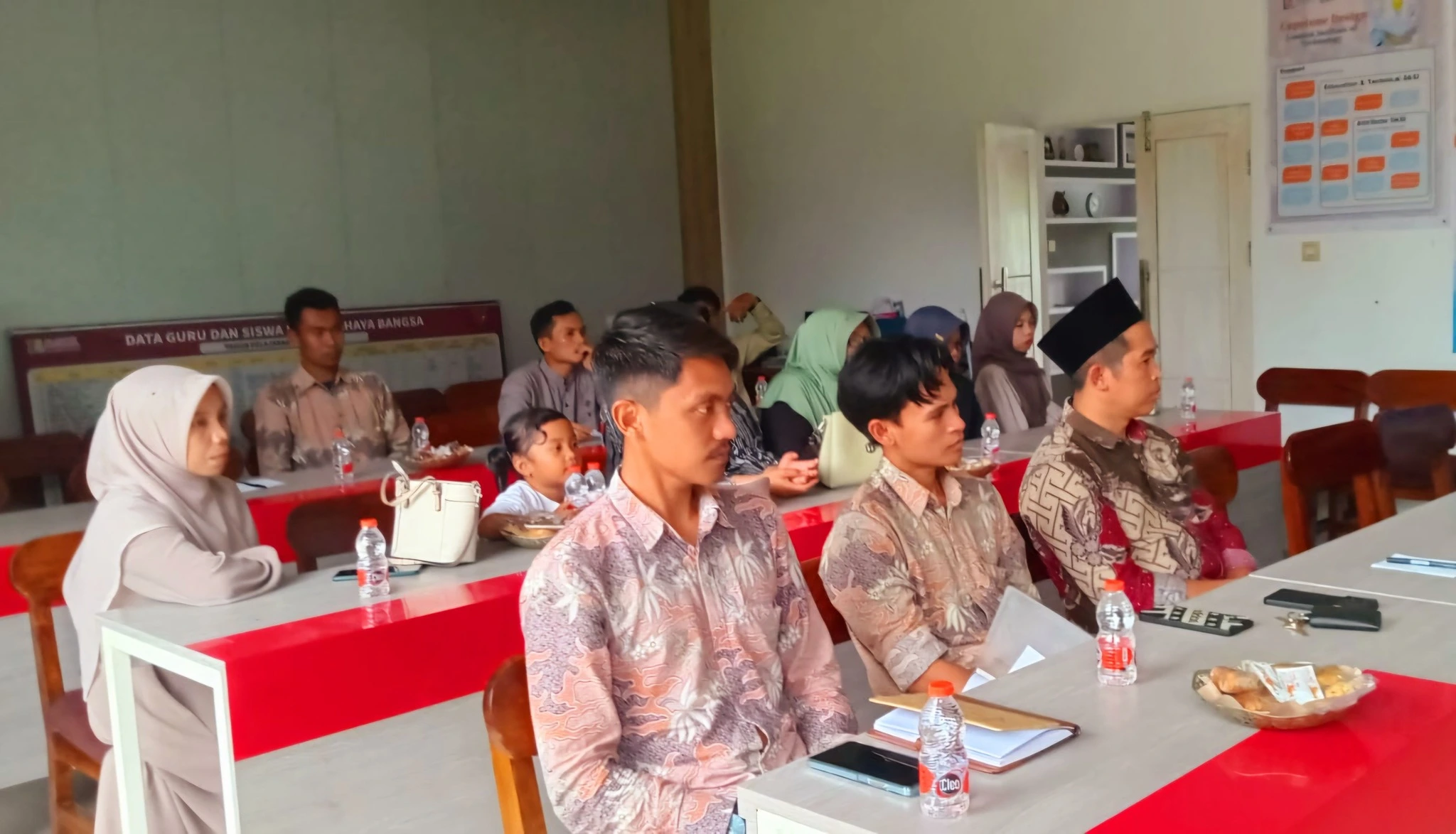 Dewan Guru SMK Ulil Albab NW Gegek yang sedang mengikuti studi tiru digital awareness