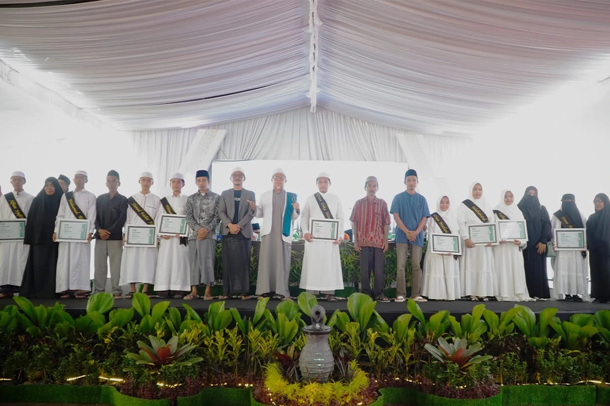 Pimpinan Ponpes Ulil Albaab NW bersama Siswa Berprestasi yang siap menjadi agen perubahan