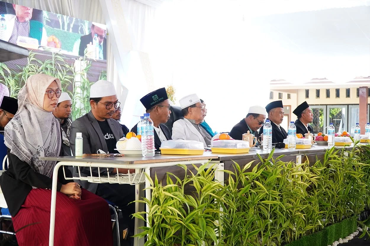 Pimpinan bersama Kepala Sekolah/Madrasah se-Yayasan Ponpes Ulil Albaab NW Gegek 